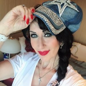 Meet your Posher, Lina